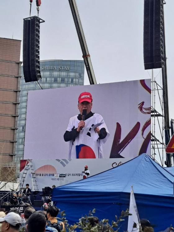 최근 울산에서 열린 윤석열 대통령 탄핵 반대 집회에 락이나 힙합 공연장에서 사용하는 '플라잉 스피커'가 처음 등장했다. 3월 29일 울산 집회 현장에 설치된 플라잉 스피커의 모습. 사진 세이브코리아 관계자