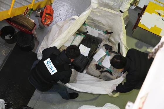 동해지방해양경찰청과 관세청 합동 검색팀이 지난 2일 강원도 강릉 옥계항에 입항한 외국 무역선에 은닉된 마약을 찾은 모습. [사진 동해지방해양경찰청]