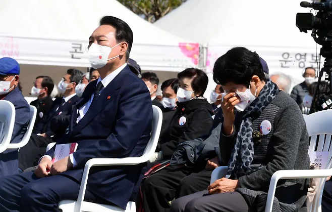 2022년 4월3일 윤석열 당시 대통령 당선인이 제주 4·3 추념식에 참석해 앉아있다. 인수위사진기자단