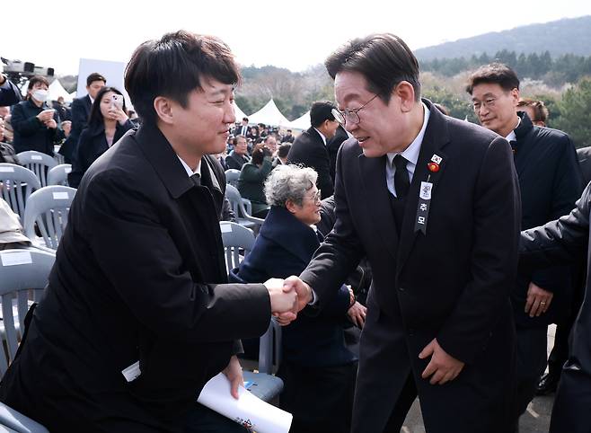 이재명 더불어민주당 대표와 이준석 개혁신당 의원이 3일 제주특별자치도 4·3 평화공원에서 열린 ‘77주년 4·3 희생자 추념식’에서 인사하고 있다. 연합뉴스