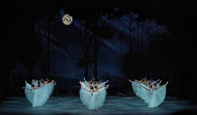 "Giselle" (Universal Ballet)