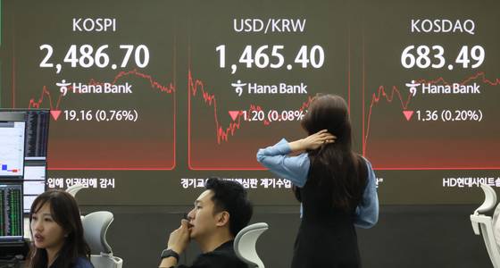 A screen in Hana Bank's trading room in central Seoul shows the Kospi closing at 2,486.70 points on April 3, down 19.16 points, or 0.76 percent, from the previous trading session. [YONHAP]