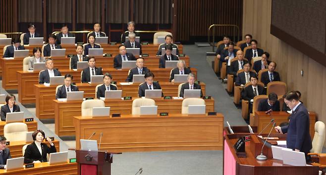&nbsp;3일 국회 본회의에서 정부위원 출석요구의 건이 통과되고 있다. 연합뉴스