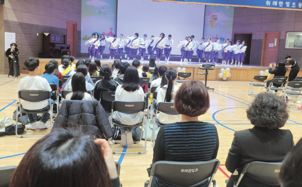 협약식 이후 위례한빛초 강당 2층에서 열린 환영식에서 태국 학생들이 전통무용을 선보이고 있다. 박화선기자