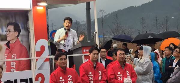 ▲전한길 강사가 지난달 27일 거제시장 보궐선거 박환기 국민의힘 후보 지원유세를 하고 있다. 사진=유튜브 역사를 만드는 사람들 영상 갈무리