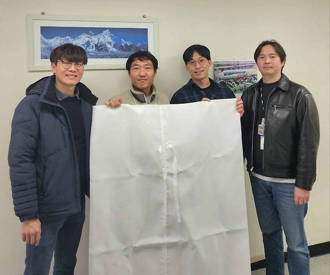 원자력연구원이 국내 최초로 비분산 포장재 사용 승인을 받았다. 은희철 방사성폐기물총괄실장, 전홍래 책임연구원, 김일국 책임연구원, 김효종 연구기술원(왼쪽부터)이 포장재를 들고 기념촬영을 하고 있다. [한국원자력연구원]