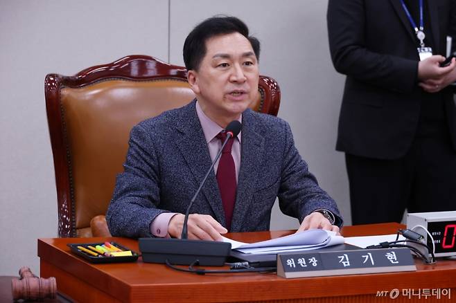 1일 오전 서울 여의도 국회에서 열린 2025 아시아태평양경제협력체(APEC) 정상회의 지원 특별위원회 1차 전체회의에서 김기현 위원장이 발언하고 있다.  2025.4.1/사진=뉴스1 /사진=(서울=뉴스1) 이광호 기자