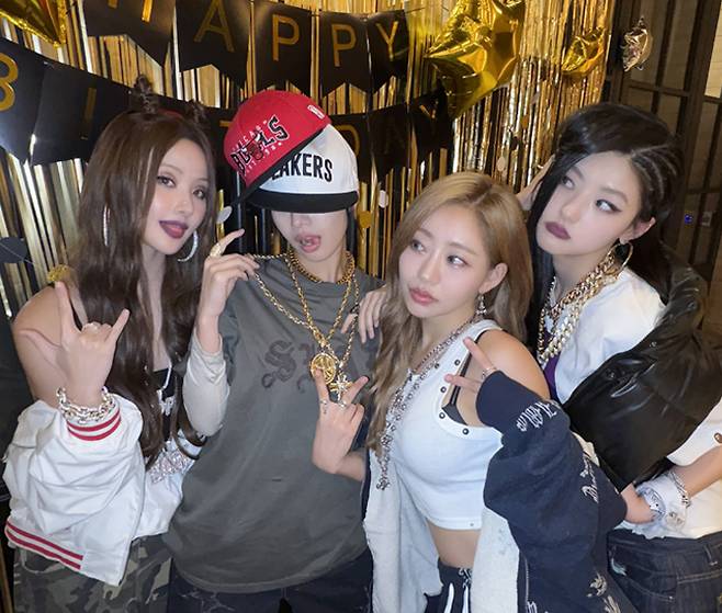 그룹 키스오브라이프가 멤버 쥴리의 생일을 맞아 촬영한 콘셉트 영상과 사진이 인종차별 의혹에 휩싸이자 삭제 후 사과했다. 해당 콘텐츠는 현재 삭제됐다. /사진=키스오브라이프 엑스