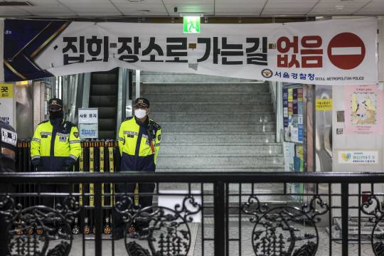 윤석열 대통령 탄핵 심판 선고를 이틀 앞둔 2일 오전 서울 종로구 안국역 출구가 폐쇄되어 있다.  뉴시스