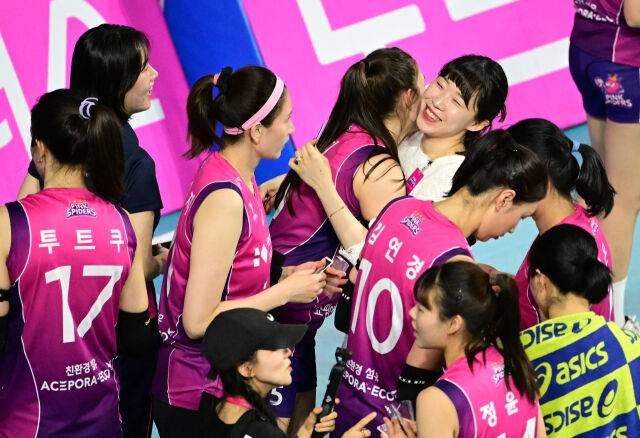 GS칼텍스 김미연이 CH 2차전에서 승리한 흥국생명 선수들을 축하하고 있다 / 한국배구연맹(KOVO)