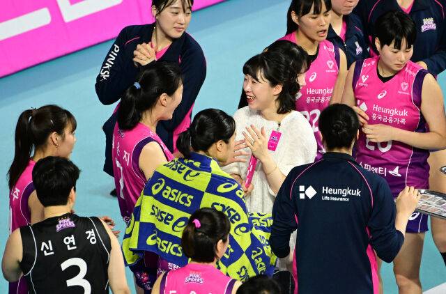 GS칼텍스 김미연이 CH 2차전에서 승리한 흥국생명 선수들을 축하하고 있다 / 한국배구연맹(KOVO)
