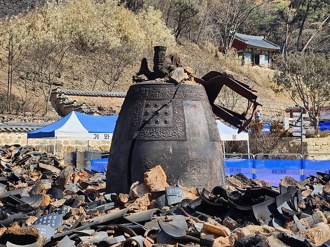 지난 2일 경북 의성 고운사 종각 터에 남은 종. 종각이 무너지며 추락해 종에 크게 금이 갔다. 의성=이영기 기자.