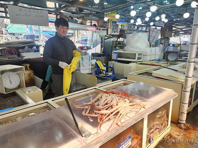 류상용 상용수산 대표가 1일 수산시장 가판대 앞에서 일주일째 팔리지 않는 대게를 착잡하게 바라보고 있다. 영덕=이용경 기자