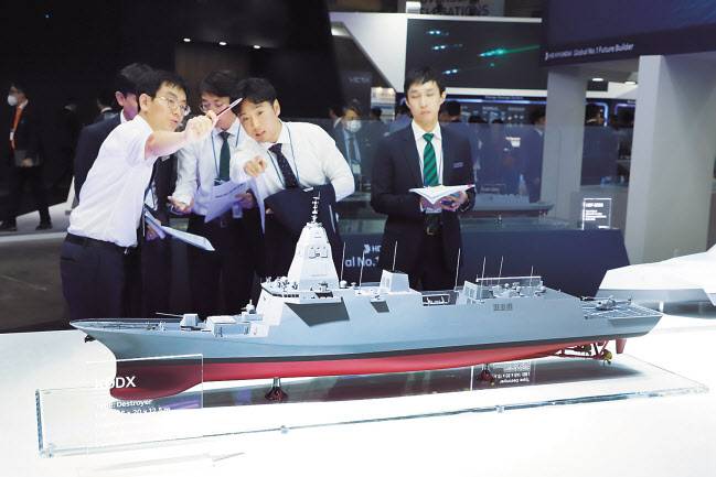 HD현대중공업의 한국형 차기 구축함(KDDX) 모형. [헤럴드DB]