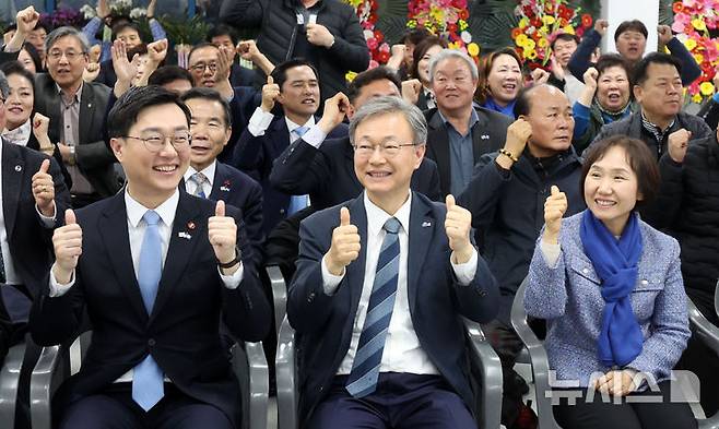 [서울=뉴시스] 김선웅 기자 = 구로구청장 보궐선거에 출마한 장인홍 더불어민주당 후보가 2일 서울 구로구 소재 선거캠프에서 당선이 확실시 되자 기뻐하고 있다. 2025.04.02. mangusta@newsis.com