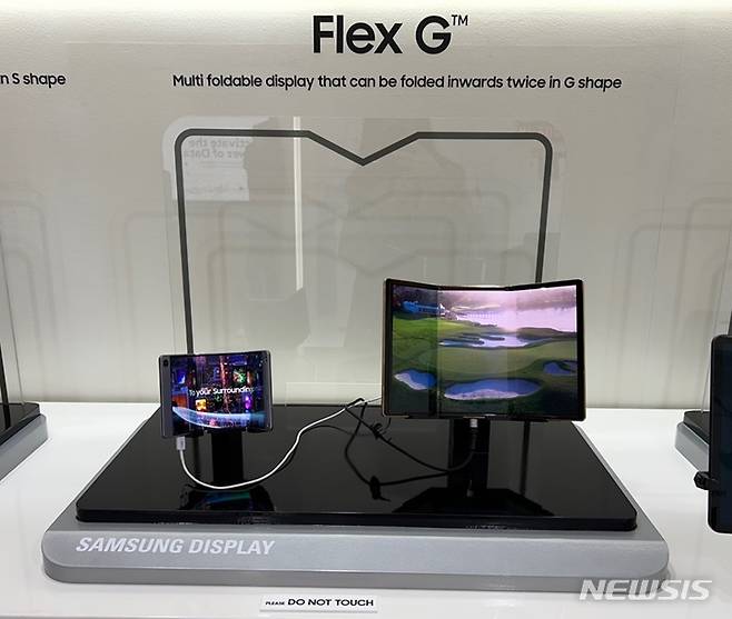[바르셀로나=뉴시스] 화면을 G자 모양으로 접을 수 있는 삼성디스플레이의 시제품. 삼성전자의 첫 트리폴드폰도 화면을 3등분해 모두 안쪽으로 접는 방식이 적용될 것으로 예상되고 있다. (사진=심지혜 기자)