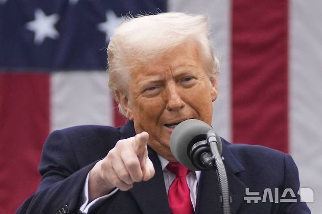 [워싱턴=AP/뉴시스] 도널드 트럼프 미국 대통령이 2일(현지 시간) 워싱턴DC 백악관 로즈가든에서 '미국을 다시 부유하게' 행사를 열어 상호 관세 행정명령을 발표하고 있다. 아시아 국가가 상대적으로 높은 세율을 부과받으면서 직격탄을 받았다는 평가가 나온다. 2025.04.03.