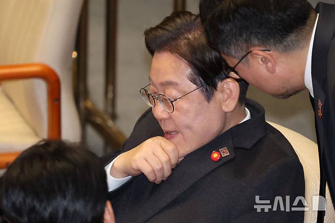 [서울=뉴시스] 권창회 기자 = (기사와 무관한 사진) 이재명 더불어민주당 대표가 3일 오후 서울 여의도 국회에서 열린 본회의에서 박찬대 원내대표, 김민석 최고위원과 대화를 하며 생각에 잠겨 있다. 2025.04.03. kch0523@newsis.com