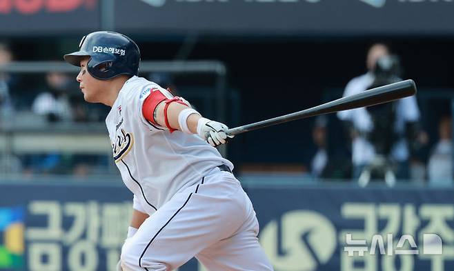 [서울=뉴시스] 고범준 기자 = 1일 서울 송파구 잠실야구장에서 열린 2024 KBO리그 롯데 자이언츠와 두산 베어스의 경기, 8회말 무사 1루 두산 양의지가 안타를 치고 있다. 2024.09.01. bjko@newsis.com