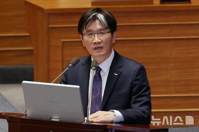 [서울=뉴시스] 조성우 기자 = 오동운 고위공직자범죄수사처(공수처)장이 3일 오후 서울 여의도 국회에서 열린 제423회 국회(임시회) 제4차 본회의 경북·경남·울산지역산불사태수습과피해대책마련및헌법질서수호를위한긴급현안질문에서 이언주 더불어민주당 의원 질의에 답변하고 있다.  2025.04.03. xconfind@newsis.com