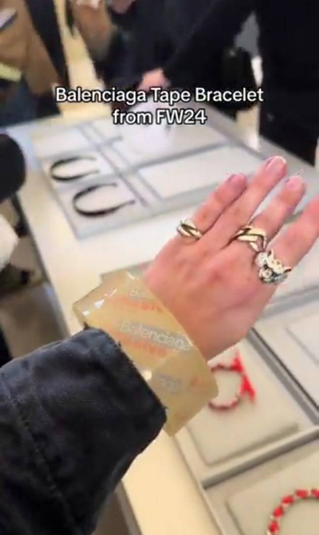 발렌시아가 '테이프 팔찌' [X 캡처]