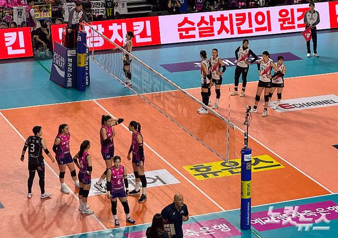 판정을 기다리는 양 팀 선수들. 이우섭 기자