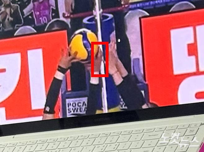 김 본부장은 흥국생명 이고은(왼쪽)의 오른손이 네트를 가린 장면을 캡처해 기자들에게 당시 상황에 대해 설명했다. 이우섭 기자