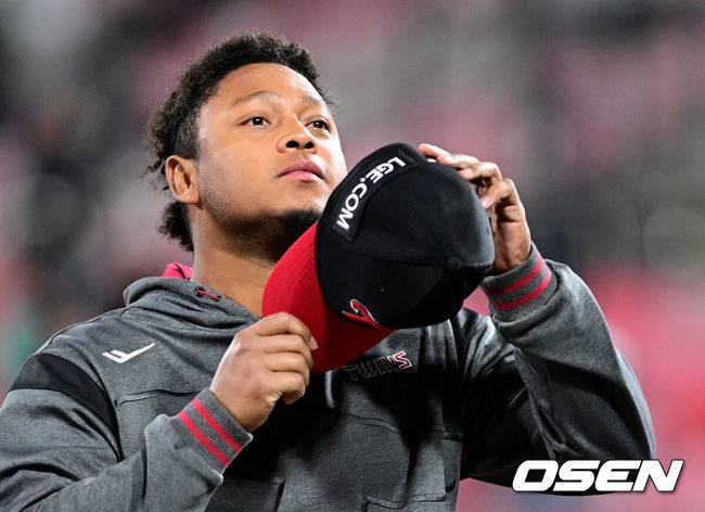 [OSEN=수원, 최규한 기자] 프로야구 KT 위즈가 LG 트윈스의 개막 8연승을 저지했다.&nbsp;KT는&nbsp;2일 수원&nbsp;KT위즈파크에서 열린 2025 KBO리그&nbsp;LG와 경기에서 9-5로 승리했다. KT는 1회말 8득점 빅이닝으로 일찌감치 승기를 잡았다.&nbsp;로하스가 투런 홈런으로 2타점, 장성우가 2타점, 권동진이 2타점, 김상수가 2타수 2안타 1타점 1득점으로 활약했다.&nbsp;LG는 개막 7연승을 질주하다 시즌 첫 패배를 당했다.&nbsp;경기를 마치고 LG 엘리에이저 에르난데스가 팬들에게 인사한 뒤 그라운드를 나서고 있다. 2025.04.02 / dreamer@osen.co.kr