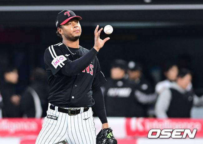 [OSEN=수원, 최규한 기자] 2일 오후 경기도 수원 KT위즈파크에서 ‘2025 신한 SOL Bank KBO리그’ KT 위즈와 LG 트윈스의 경기가 열렸다.홈팀 KT는 오원석, 방문팀 LG는 엘리에이저 에르난데스를 선발로 내세웠다.1회말 1사 만루 상황 KT 배정대에게 달아나는 1타점 희생플라이를 내준 LG 선발 에르난데스가 공을 건네받고 있다. 2025.04.02 / dreamer@osen.co.kr