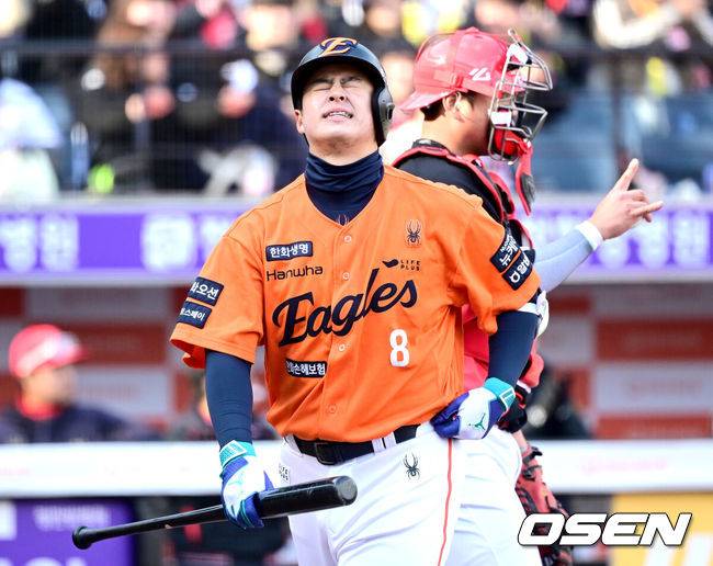 [OSEN=대전, 최규한 기자] 7회말 1사 1, 2루 상황 한화 노시환이 삼진으로 물러나며 아쉬워하고 있다. 2025.03.30 / dreamer@osen.co.kr