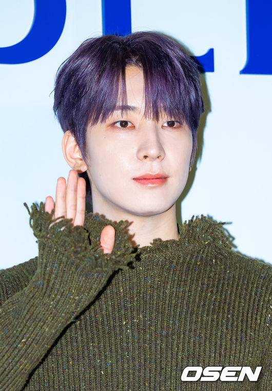 [OSEN=민경훈 기자] 2일 오후 서울 강남구 도산대로에 위치한 한 해외 의류 브랜드 매장에서 포토콜 행사가 열렸다. 이 자리에는 김나영, 고경표, 아일릿 민주&모카, 노상현, 신예은, 정소민, 세븐틴 원우, 공효진, 손석구 등이 참석했다.세븐틴 원우가 입장하며 포토타임을 갖고 있다. 2024.10.02  / rumi@osen.co.kr