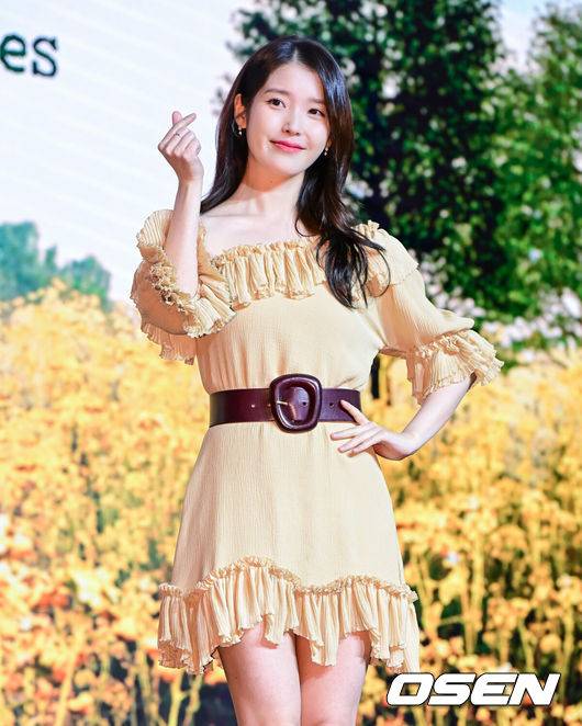 [OSEN=지형준 기자] 5일 오후 서울 영등포구 여의도동 콘래드 서울 호텔에서 넷플릭스 시리즈 '폭싹 속았수다' 제작발표회가 열렸다.‘폭싹 속았수다’는 제주에서 태어난 ‘요망진 반항아’ 애순이(아이유)와 ‘팔불출 무쇠’ 관식이(박보검)의 모험 가득한 일생을 사계절로 풀어낸 넷플릭스 시리즈다. ‘동백꽃 필 무렵’, ‘쌈 마이웨이’ 임상춘 작가와 ‘미생’, ‘시그널’, ‘나의 아저씨’ 김원석 감독이 의기투합했다.배우 아이유가 포토타임을 하고 있다. 2025.03.05 /jpnews@osen.co.kr