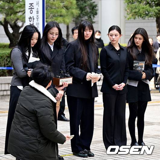 [OSEN=최규한 기자] 7일 서울 서초동 서울중앙지방법원에서 어도어가 뉴진스(NJZ) 멤버 5명을 상대로 낸 '기획사 지위보전과 광고 계약 체결 금지 가처분' 사건의 첫 심문기일이 진행됐다.이날 뉴진스(NJZ) 멤버 민지, 하니, 다니엘, 해린, 혜인 모두 직접 법원에 출석했다.&nbsp;뉴진스(NJZ) 멤버 하니, 민지, 혜인, 해린,다니엘(왼쪽부터)가 법원을 나서며 취재진에게 입장을 전하고 있다. 2025.03.07 / dreamer@osen.co.kr
