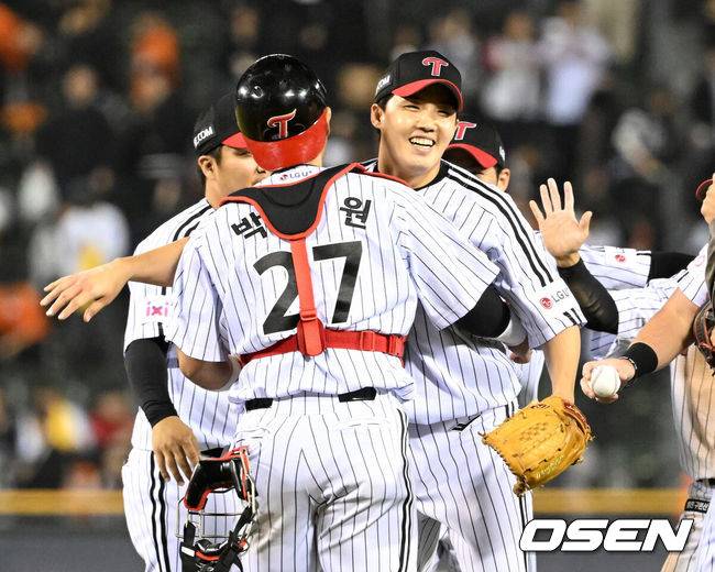 [OSEN=잠실, 이대선 기자] 프로야구 LG 트윈스 투수 임찬규가 데뷔 첫 완봉승을 거뒀다.&nbsp;LG는 26일 서울 잠실구장에서 열린 2025 KBO리그 한화와&nbsp;경기에서 4-0으로 승리했다.&nbsp;LG 선발투수 임찬규는 2피안타 2볼넷 5탈삼진 무실점으로 완봉승을 장식했다.&nbsp;8회까지 87개를 던지며 무실점을 이어간 임찬규는 9회에도 마운드에 올랐다. 첫 타자 김태연을 초구에 3루수 땅볼로 아웃을 잡았다. 문현빈을 97구째 투수 직선타로 잡아냈다.&nbsp;플로리얼을 상대로 투수 땅볼로 처리하며 완봉승에 성공했다.경기 종료 후 완봉승을 거둔 LG 임찬규가 동료들과 환호하고 있다. 2025.03.26 /sunday@osen.co.kr