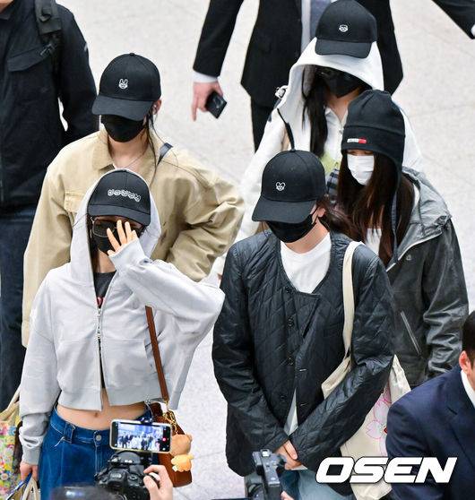 [OSEN=인천공항, 최규한 기자] 그룹 뉴진스가 24일 오후 해외 일정을 마친 뒤 인천공항을 통해 귀국했다.뉴진스 다섯 멤버 민지, 하니 다니엘, 해린, 혜인은 지난 23일 홍콩 아시아월드 엑스포에서 열린 컴플렉스콘에서 NJZ로서의 활동을 중단한다고 밝혔다.뉴진스 멤버들이 출국장을 나서고 있다. 2025.03.24 / dreamer@osen.co.kr