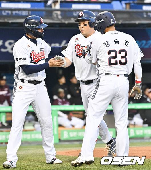 [OSEN=잠실, 박준형 기자] 3일 오후 서울 잠실구장에서 ‘2025 신한 SOL BANK KBO리그’ 두산 베어스와 키움 히어로즈의 경기가 진행됐다. 이날 경기에 두산은 콜어빈을, 키움은 로젠버그를 선발투수로 내세웠다.1회말 2사 1,2루 두산 양의지가 선취 3점 홈런을 날리고 동료들의 축하를 받고 있다.  2025.04.03 / soul1014@osen.co.kr