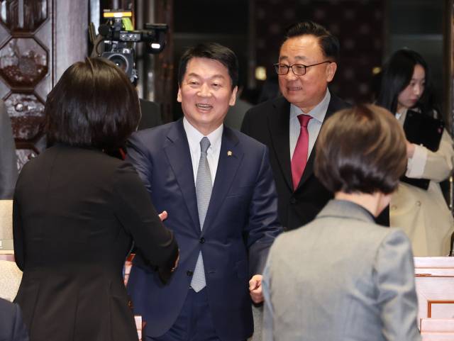 ▲국민의힘 안철수(왼쪽), 고동진 의원이 2일 국회에서 열린 의원총회에 참석하고 있다. ⓒ연합뉴스