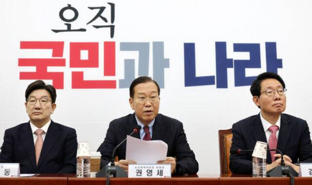 국민의힘 권영세 비상대책위원장이 3일 국회에서 열린 비대위 회의에서 모두 발언을 하고 있다. 왼쪽부터 권성동 원내대표, 권 위원장, 김상훈 정책위의장. 허정호 선임기자