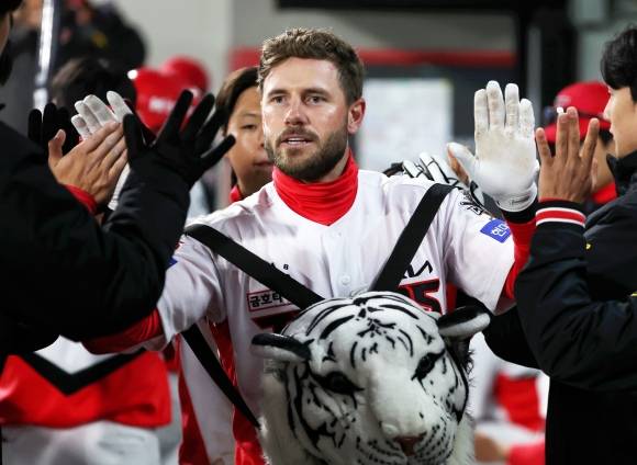 환영받는 홈런타자 위즈덤 - 환영받는 홈런타자 위즈덤     (광주=연합뉴스) 조남수 기자 = 2일 광주기아챔피언스필드에서 열린 프로야구 삼성 라이온즈와 KIA 타이거즈의 경기. KIA 위즈덤이 3회말 1사 1루에서 투런홈런을 때리고 홈인하고 동료와 하이파이브 하고 있다. 2025.4.2      iso64@yna.co.kr (끝)   <저작권자(c) 연합뉴스, 무단 전재-재배포, AI 학습 및 활용 금지>