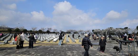 제주4·3평화공원 행방불명인 묘역에 유족들이 참배하고 있다. 제주 강동삼 기자