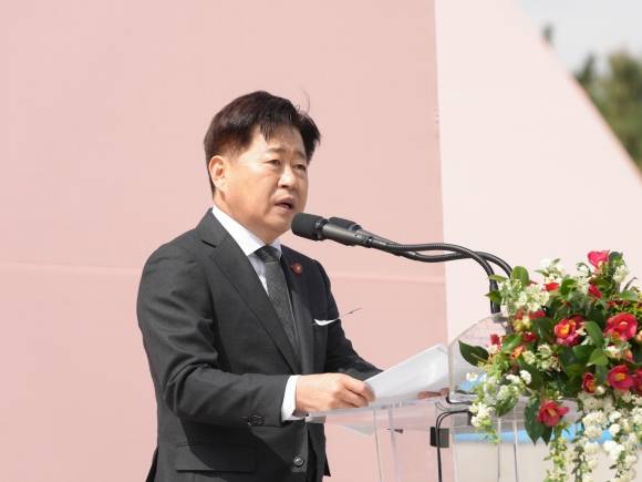 오영훈 제주도지사가 3일 제주4·3평화공원 위령제단·추념광장에서 열린 제77주년 제주4·3희생자 추념식에서 인사말을 하고 있다. 제주도 제공