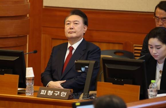 윤석열 대통령 탄핵심판 8차 변론 - 윤석열 대통령이 지난 2월 13일 서울 종로구 헌법재판소에서 열리는 탄핵심판 8차 변론에 출석한 모습. 사진공동취재단