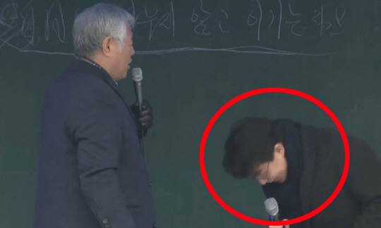 윤상현 국민의힘 의원이 지난 1월 5일 서울 용산구 한남동 대통령 관저 앞에서 전광훈 사랑제일교회 목사가 연 윤석열 대통령 탄핵 반대 집회에 나와 전 목사에게 90도로 고개를 숙여 인사하고 있다. ‘전광훈TV’캡처