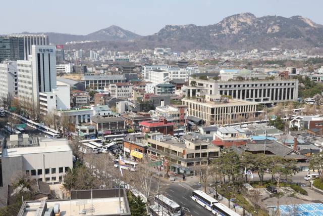 윤석열 대통령 탄핵심판 선고를 하루 앞둔 3일 서울 종로구 헌법재판소 인근 거리에 경찰이 차벽을 세워 접근을 차단하고 있다. 연합뉴스