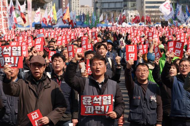 3일 서울 종로구 경복궁역 부근에서 열린 민주노총 제83차 임시대의원대회에서 양경수(가운데) 위원장 등 참석자들이 윤석열 대통령 파면을 촉구하는 구호를 외치고 있다. 연합뉴스