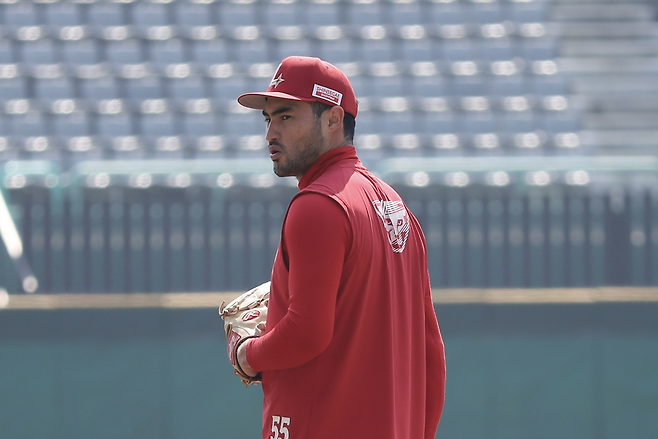 SSG 미치 화이트가 1일 라이브 피칭을 하고 있다. SSG 랜더스 제공