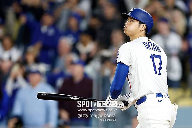 ▲ LA 다저스 오타니 쇼헤이가 한국시간으로 3일 미국 캘리포니아주 로스앤젤레스에서 위치한 다저스타디움에서 열린 2025 메이저리그 애틀랜타 브레이브스와의 홈 경기에서 9회말 끝내기 홈런을 치고 있다. 경기는 다저스의 6-5 대역전승으로 끝났다.