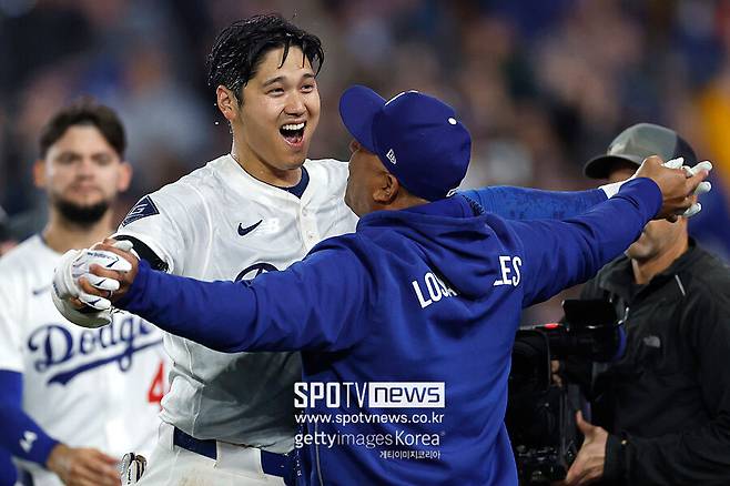 ▲ LA 다저스 오타니 쇼헤이가 한국시간으로 3일 미국 캘리포니아주 로스앤젤레스에서 위치한 다저스타디움에서 열린 2025 메이저리그 애틀랜타 브레이브스와의 홈 경기에서 9회말 끝내기 홈런을 터뜨린 뒤 데이브 로버츠 다저스 감독과 포옹을 나누고 있다.