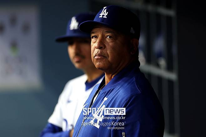 ▲ 지난 해 LA 다저스의 월드시리즈 우승을 이끌었던 데이브 로버츠 다저스 감독이 근심 어린 표정으로 그라운드를 바라보고 있다. 다저스는 한국시간으로 3일 미국 캘리포니아주 로스앤젤레스에서 위치한 다저스타디움에서 열린 2025 메이저리그 애틀랜타 브레이브스와의 경기에서 0-5로 뒤지다 6-5 역전승을 거두는 저력을 발휘했다.