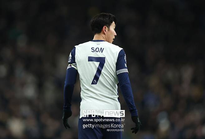 ▲ 손흥민은 단순한 선수 이상의 의미를 가진다. 아시아 시장을 대표하는 스타로서 그의 영향력은 막대하다. 유니폼 판매량은 해리 케인과 경쟁할 정도였고, 글로벌 팬덤 역시 토트넘의 상업 전략에 큰 기여를 해왔다.